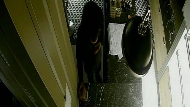 İş yerindeki sadaka kutusunu böyle çaldı