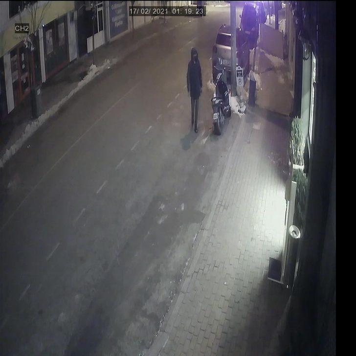 İş yerindeki sadaka kutusunu böyle çaldı G5