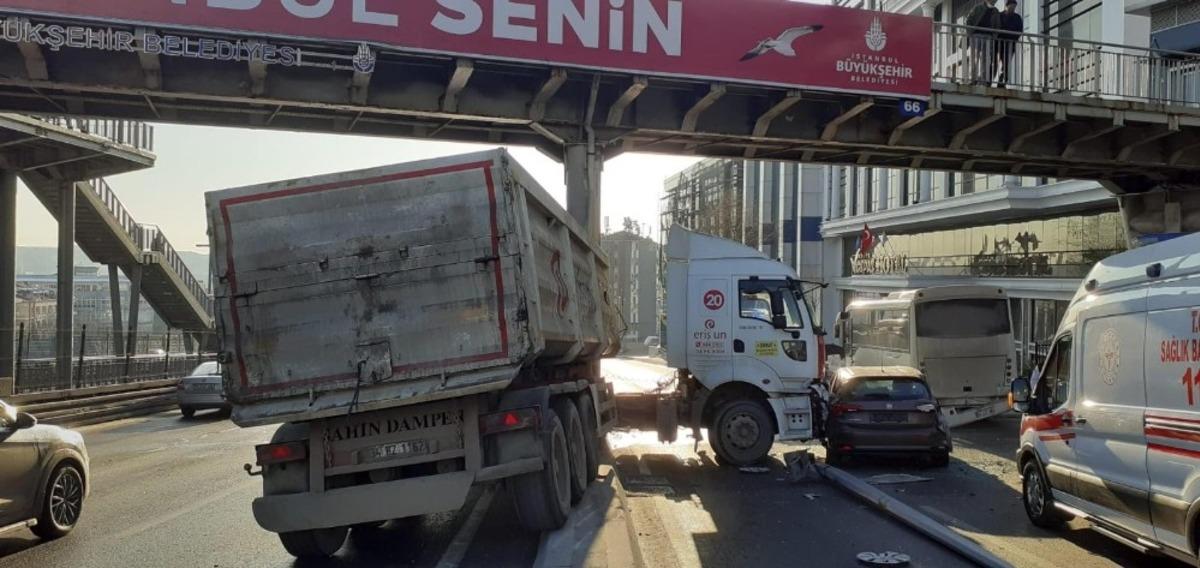 Hafriyat kamyonu iki araca &ccedil;arptı, kısıtlama g&uuml;n&uuml; E-5 trafiği kilitlendi