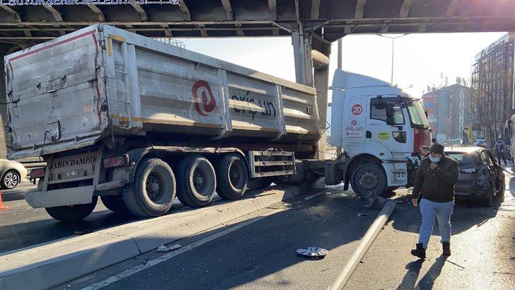 Hafriyat kamyonu iki araca çarptı, kısıtlama günü E-5 trafiği kilitlendi G2
