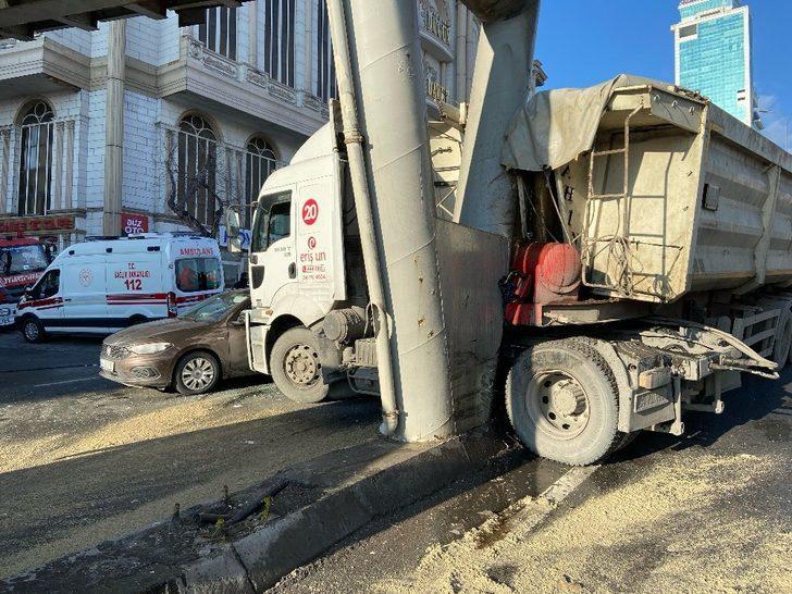 Hafriyat kamyonu iki araca çarptı, kısıtlama günü E-5 trafiği kilitlendi G3
