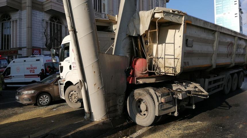 Son Dakika: Beylikdüzü'nde trafiği kilitleyen kaza