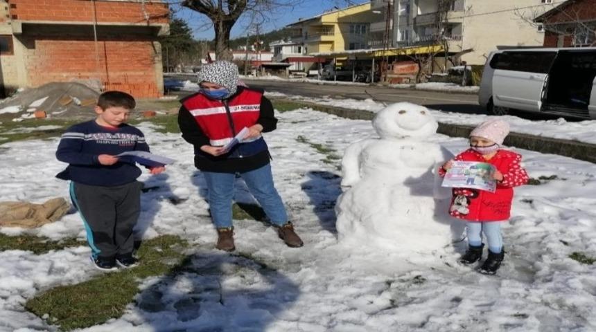 Jandarma bilgilendirme broşürü dağıttı