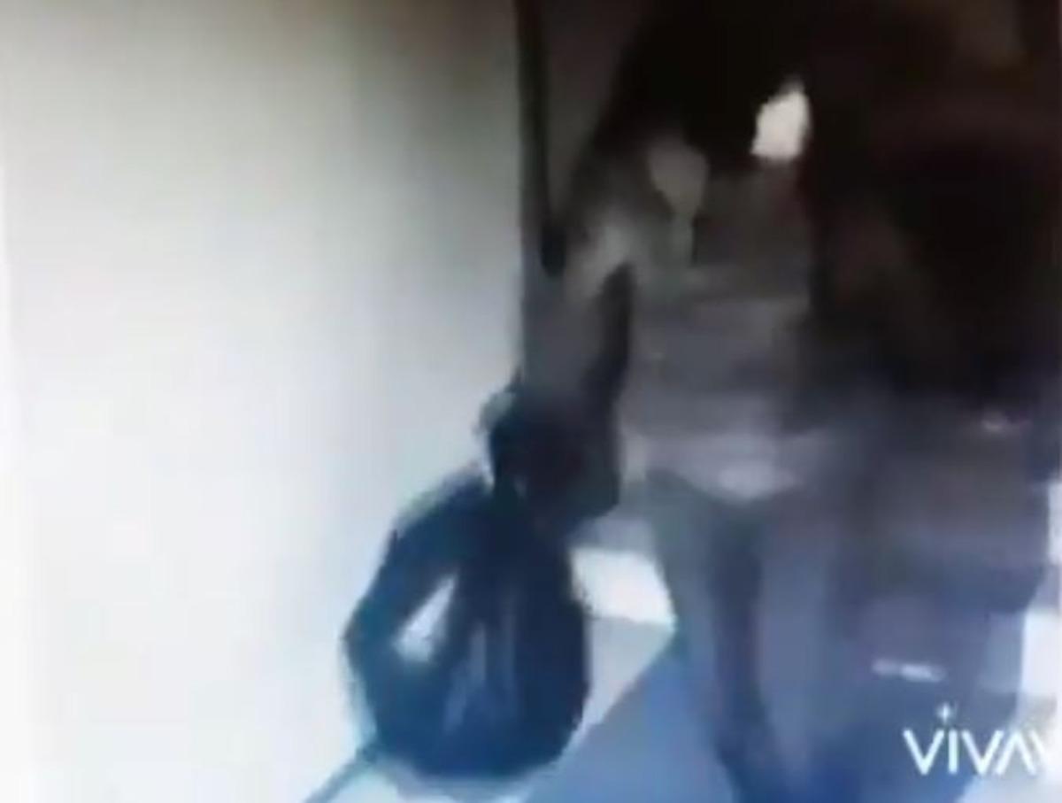 Ayakkabı hırsızlığı g&uuml;venlik kamerasında