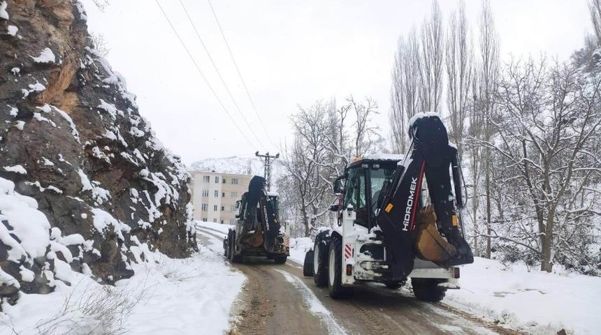 Uludere Belediyesi karla mücadele çalışmalarına devam ediyor