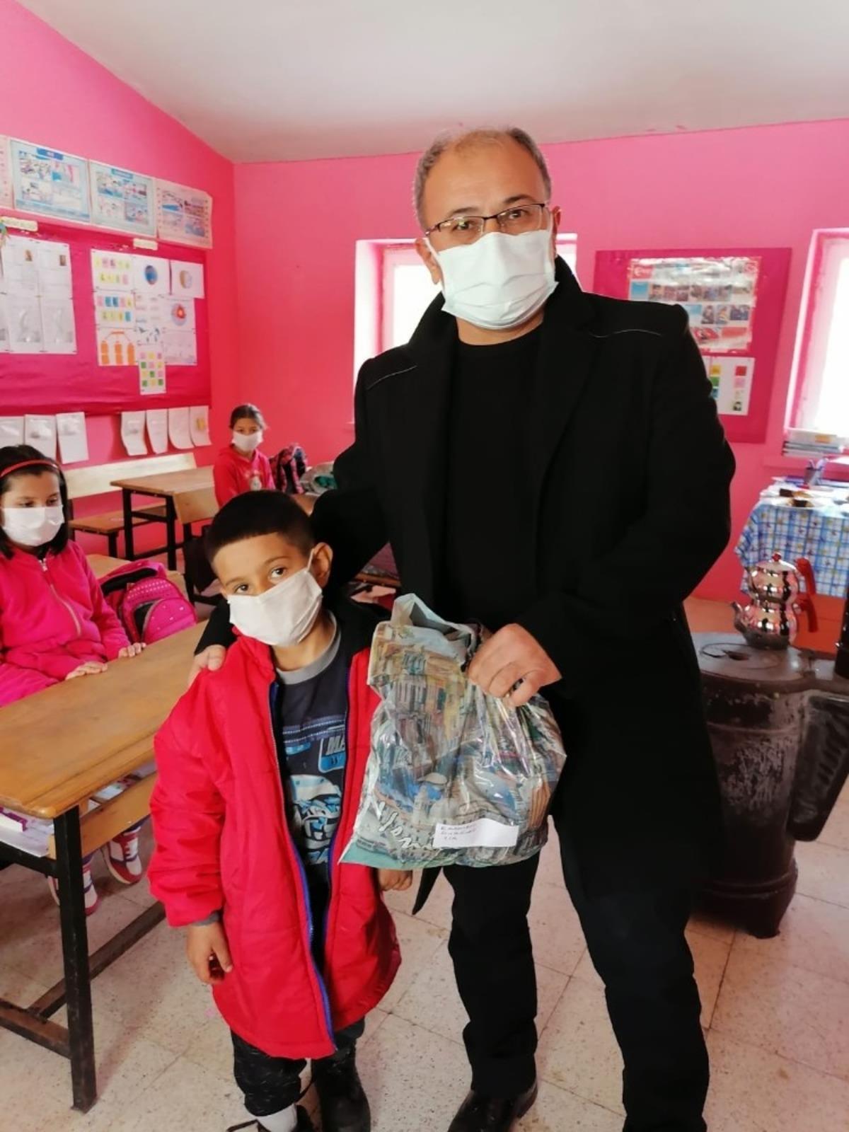 Vefalı doktor 27 yıl &ouml;nce okuduğu okulun &ouml;ğrencilerini unutmadı