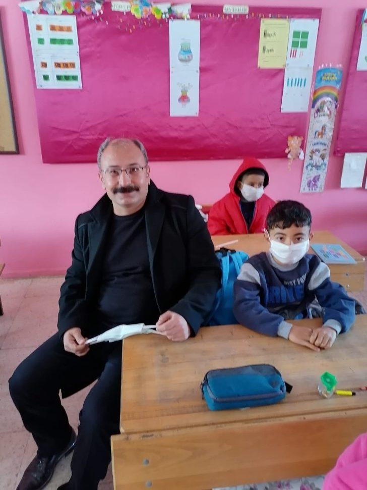 Vefalı doktor 27 yıl önce okuduğu okulun öğrencilerini unutmadı G2