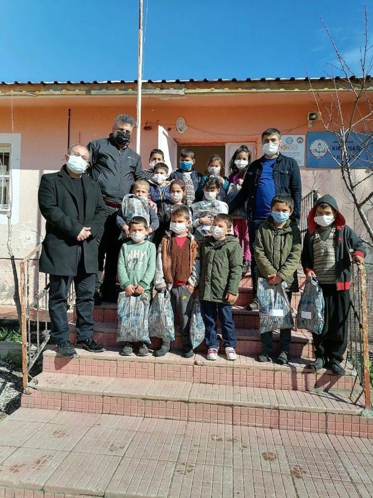 Vefalı doktor 27 yıl önce okuduğu okulun öğrencilerini unutmadı G4