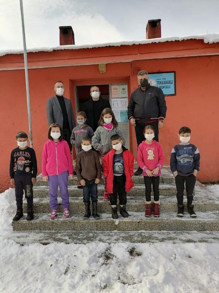 Vefalı doktor 27 yıl önce okuduğu okulun öğrencilerini unutmadı G5