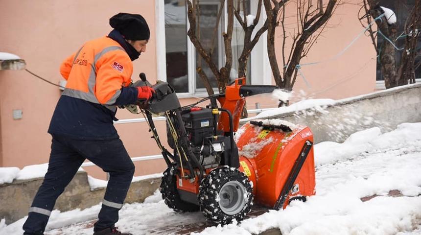 Kaldırımlarda kalan karları temizleme çalışması sürüyor
