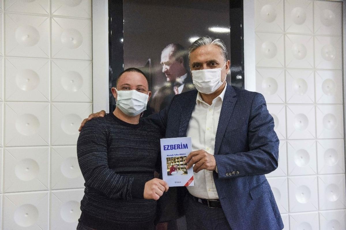 Down sendromlu yazar kitabını Uysal i&ccedil;in imzaladı