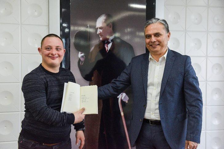 Down sendromlu yazar kitabını Uysal için imzaladı G2