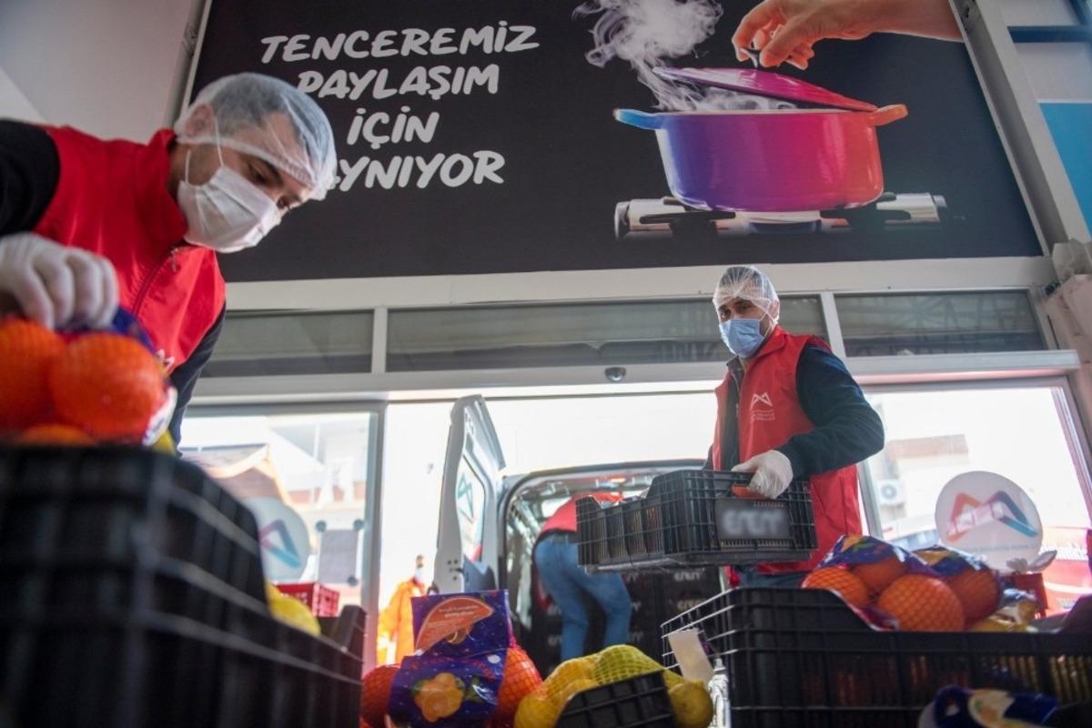 Mersin&rsquo;de sağlık &ccedil;alışanları ve Covid hastalarına narenciye desteği
