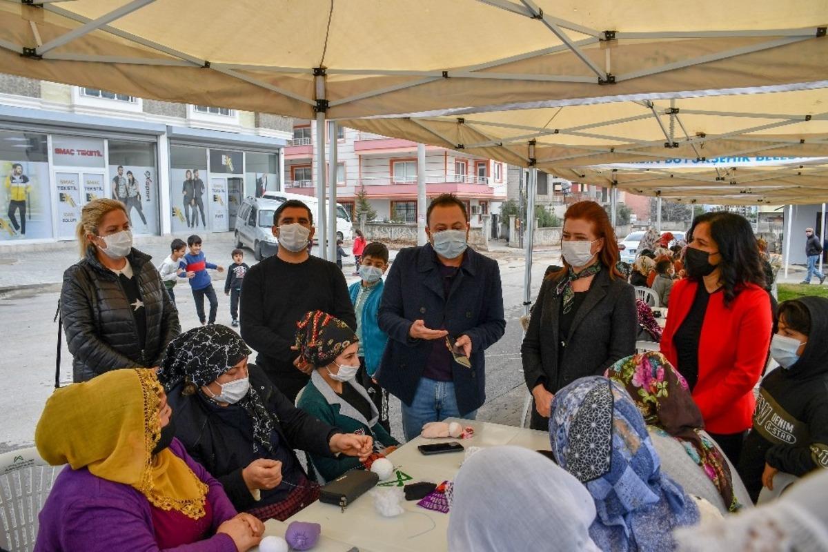 Mersin&rsquo;de kadınlar &ccedil;oraptan oyuncak yapıp &uuml;retime katılıyor