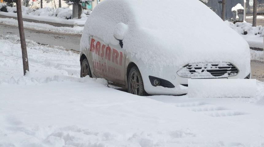 Hakkari&rsquo;de karla m&uuml;cadele &ccedil;alışmaları devam ediyor