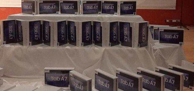 Dilovası’nda tablet dağıtımları devam ediyor