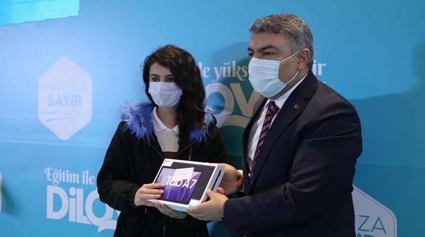 Dilovası&rsquo;nda tablet dağıtımları devam ediyor