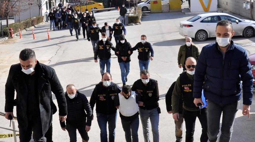 Eskişehir’de 3 kişilik aileyi öldüren zanlı ile 8 şüpheli adliyeye sevk edildi