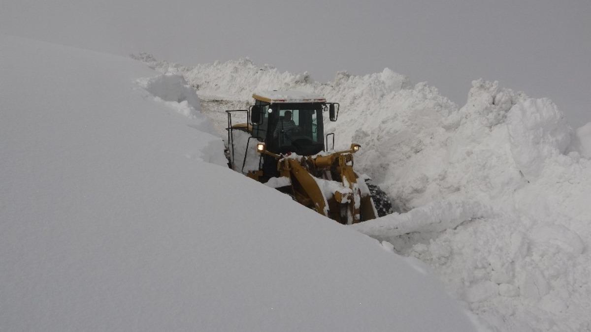 Muş&rsquo;ta iş makinelerinin 5-6 metrelik karla m&uuml;cadelesi