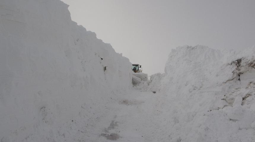 Kalınlığı 6 metreyi buldu! Böyle temizliyorlar
