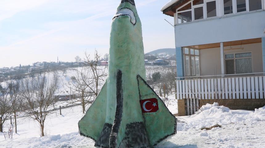 Gören şaşıp kaldı! Karla 3 metrelik uzay mekiği yaptı