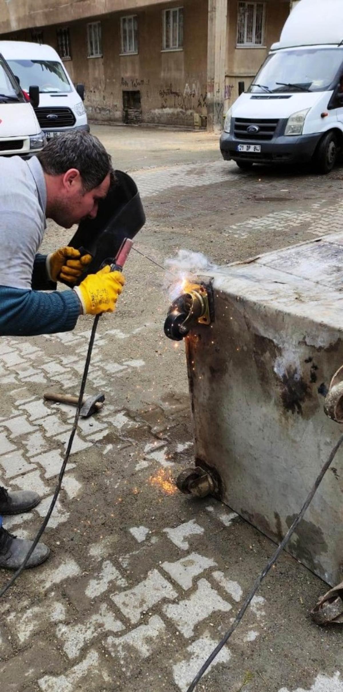 Bağlar Belediyesi &ccedil;&ouml;p konteynerlerini kendi imkanlarıyla yeniliyor