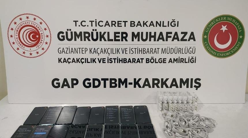 Karkamış’ta bin 200 paket kaçak sigara ve 16 adet cep telefonu ele geçirildi
