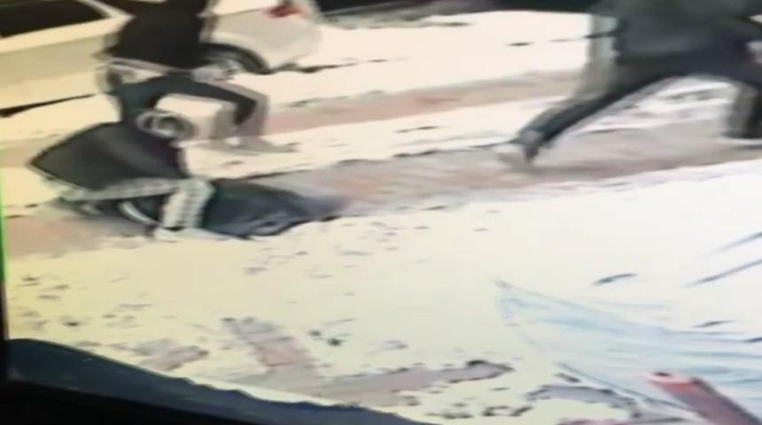 Dehşet anlar! Bağırma seslerini duyunca kaçtılar