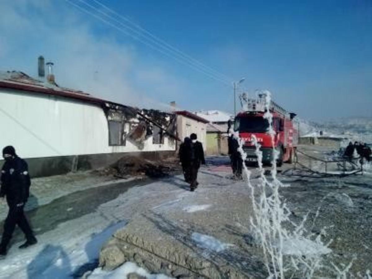 Yozgat&rsquo;ta &ccedil;ıkan yangında mutfak t&uuml;p&uuml; patladı: 2 &ouml;l&uuml;
