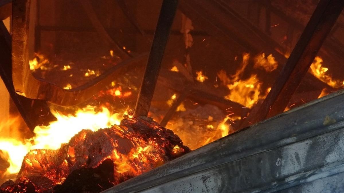 At&ouml;lyede &ccedil;ıkan yangında s&ouml;nd&uuml;rme &ccedil;alışmaları devam ediyor