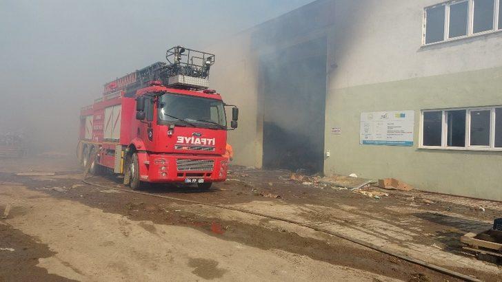 Atölyede çıkan yangında söndürme çalışmaları devam ediyor G2