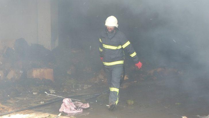 Atölyede çıkan yangında söndürme çalışmaları devam ediyor G3