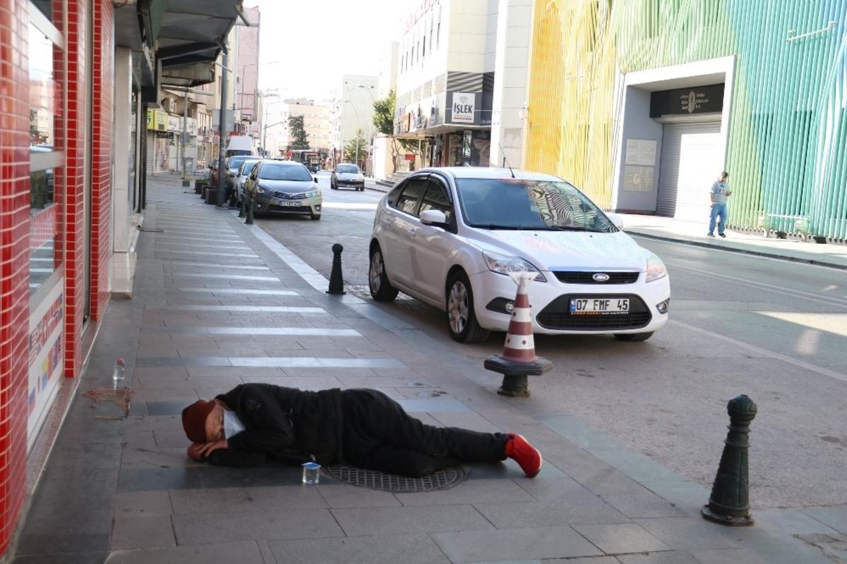Antalya&rsquo;da alkoll&uuml; kişi, kaldırımda sızdı kaldı
