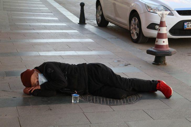 Antalya’da alkollü kişi, kaldırımda sızdı kaldı G2