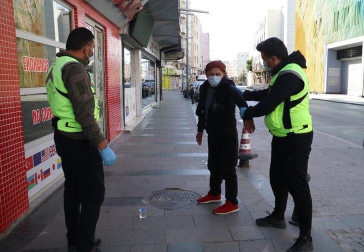Antalya’da alkollü kişi, kaldırımda sızdı kaldı G3
