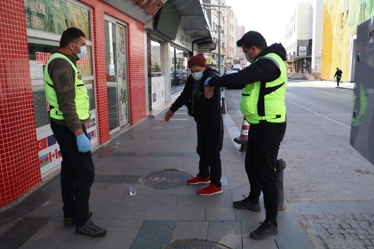 Antalya’da alkollü kişi, kaldırımda sızdı kaldı G4