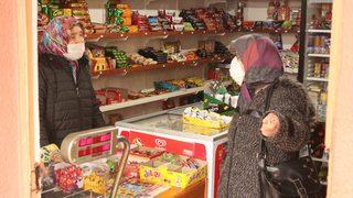 Eşi terk edince baba mesleğine sarıldı! 2 çocuk annesi 'Bakkal Abla' oldu