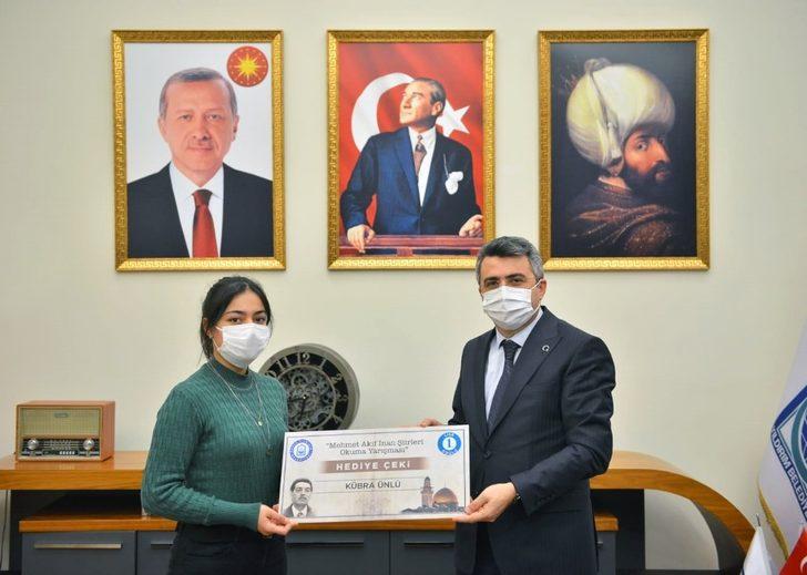 Mehmet Akif İnan şiirlerini okuma yarışmasında ödüller sahiplerini buldu G3