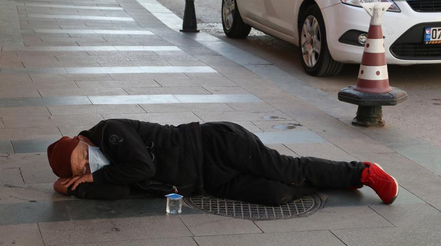 Sokağa çıkma yasağında pes dedirten görüntü! Kaldırımda uyuyakaldı