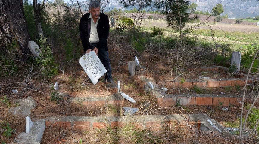 Antalya'da şoke eden olay: Aynı aileden 6 kişinin mezar taşı kırıldı