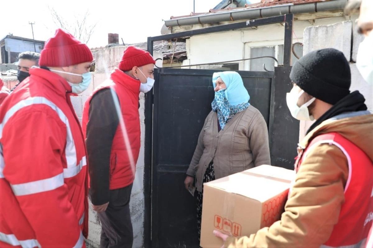 Erzincan&rsquo;da ihtiya&ccedil;lı ailelere gıda kolisi dağıtıldı