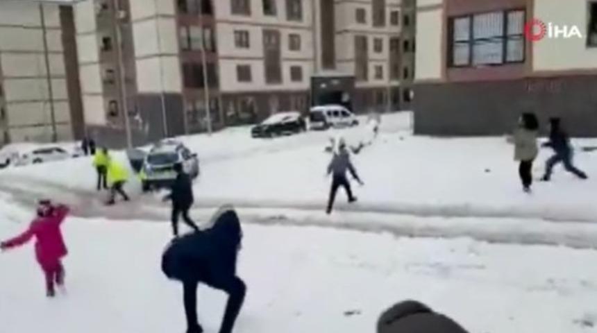 Emniyet Genel Müdürlüğü paylaştı! Polislerle çocuklar kartopu savaşına tutuştu