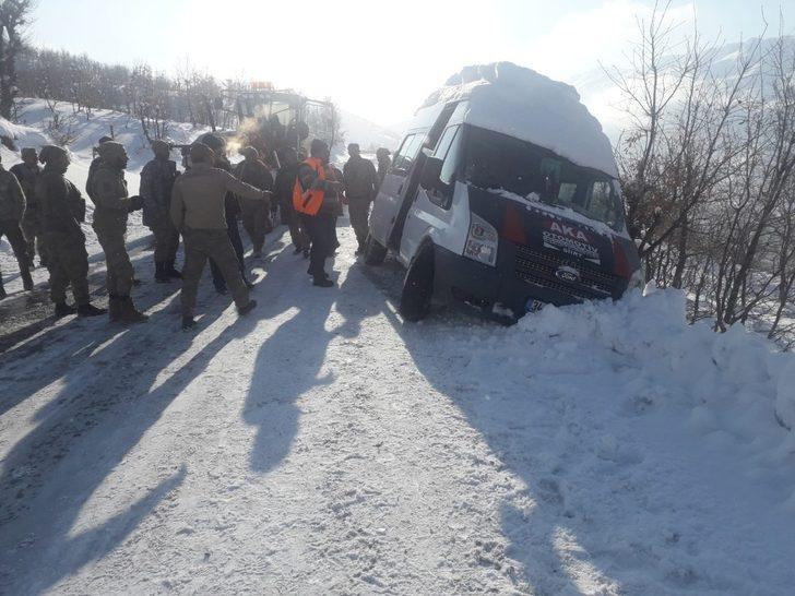 Siirt’te faciadan dönüldü: Güvenlik korucularını taşırken kayan araç, şarampol kenarında durdu G1
