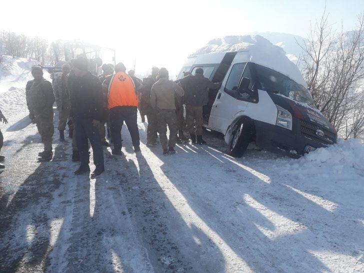 Siirt’te faciadan dönüldü: Güvenlik korucularını taşırken kayan araç, şarampol kenarında durdu G2
