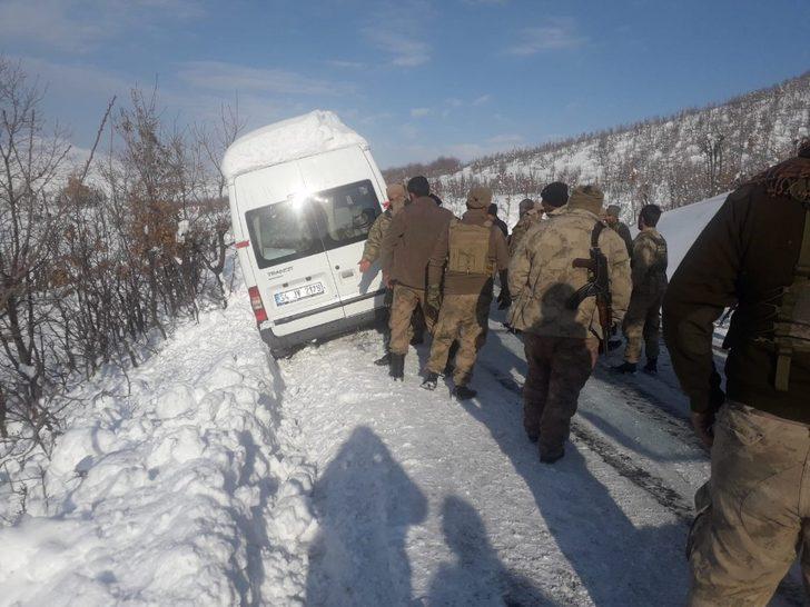 Siirt’te faciadan dönüldü: Güvenlik korucularını taşırken kayan araç, şarampol kenarında durdu G3