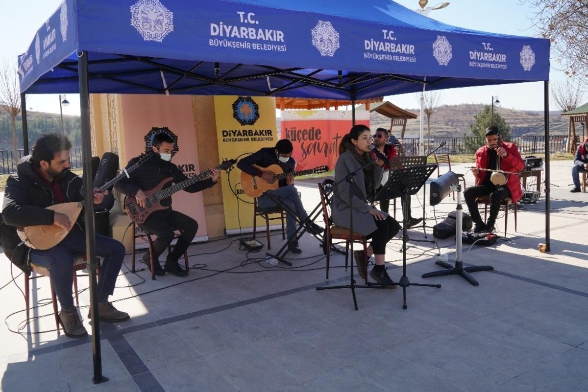 &rsquo;K&uuml;&ccedil;ede Sanat Var&rsquo; etkinliği Eğil sokaklarında