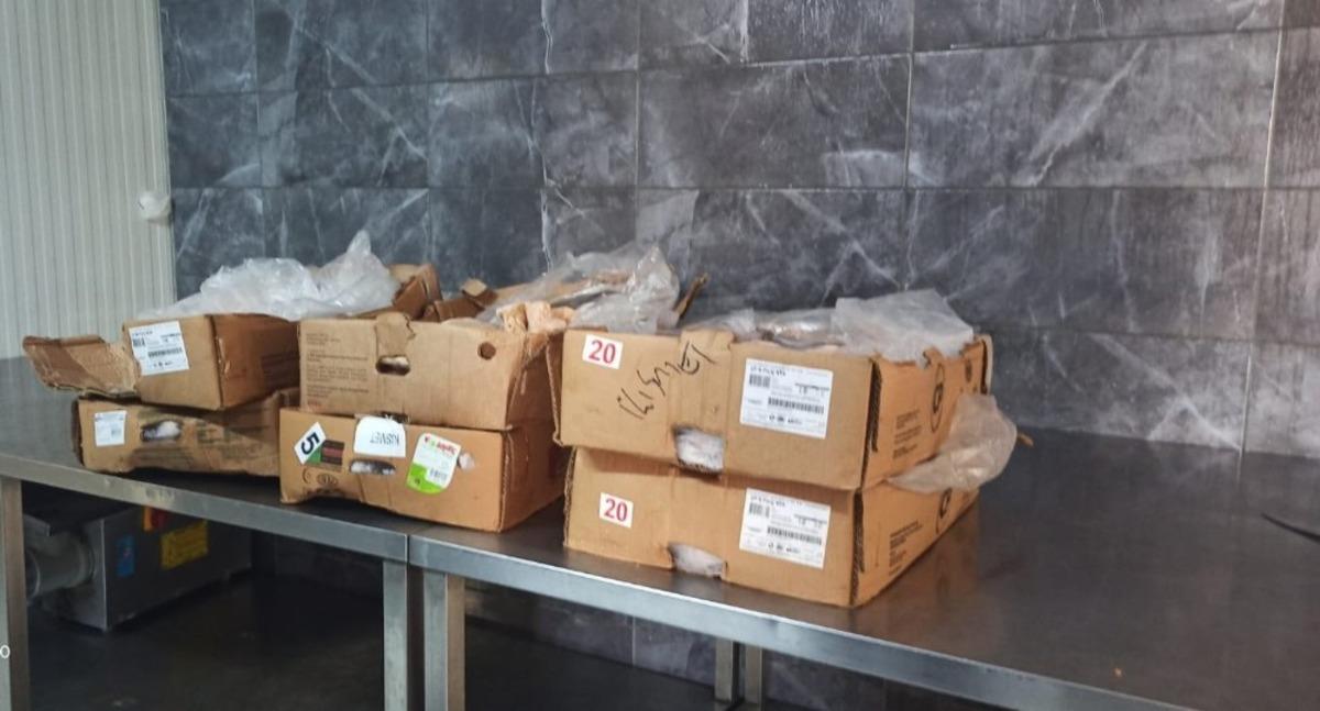 Tuzla&rsquo;da son kullanım tarihi ge&ccedil;miş 70 kilo tavuk eti ele ge&ccedil;irildi