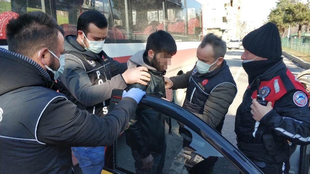 Sokağa &ccedil;ıkma uygulamasında taksi ile arkadaşlarına uyuşturucu g&ouml;t&uuml;r&uuml;rken yakalandı