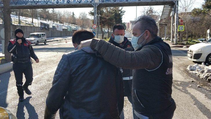 Sokağa çıkma uygulamasında taksi ile arkadaşlarına uyuşturucu götürürken yakalandı G3