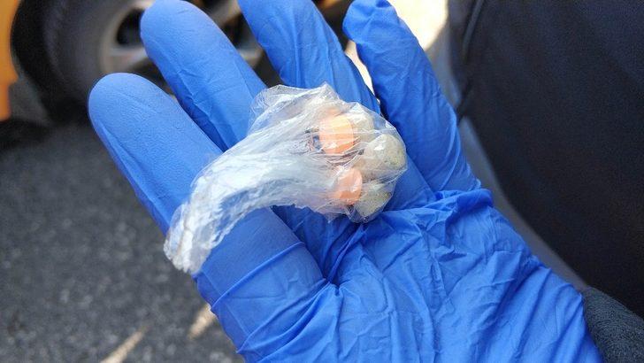 Sokağa çıkma uygulamasında taksi ile arkadaşlarına uyuşturucu götürürken yakalandı G4